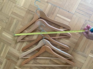 5 perchas de madera