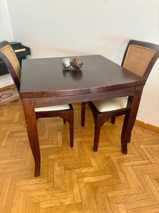 Mesa comedor extensible y 3 sillas.