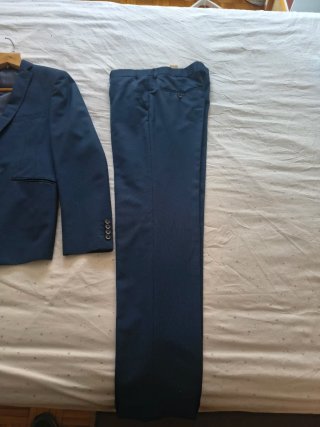 Traje azul marino con topos
