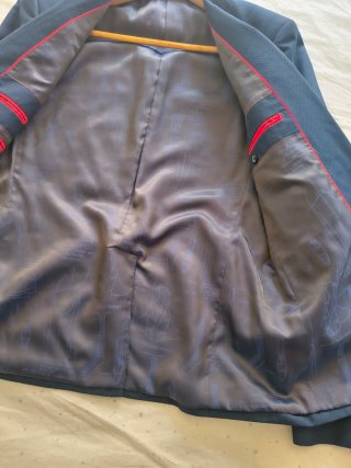 Traje azul marino con topos