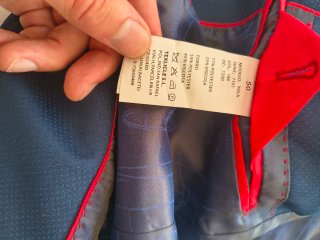 Traje azul marino con topos