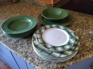 Vajilla verde y blanca incompleta