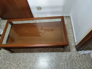 Mesa de centro madera y cristal.