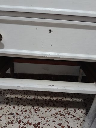 Cómoda de madera blanca con tiradores dorados