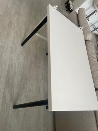 Escritorio blanco Ikea con estante