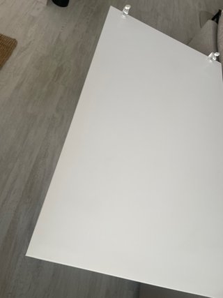 Escritorio blanco Ikea con estante
