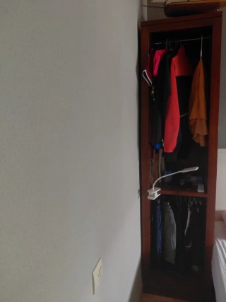 Estantería de madera maciza