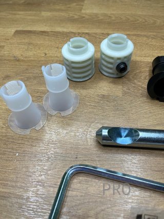 Fijación oculta para sanitarios Fischer