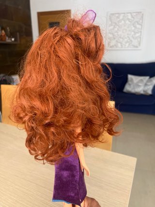 Muñeca pelo rojo vestido morado