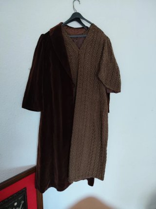 Abrigo terciopelo marron y vestido verde