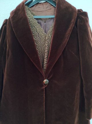 Abrigo terciopelo marron y vestido verde