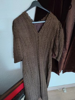 Abrigo terciopelo marron y vestido verde