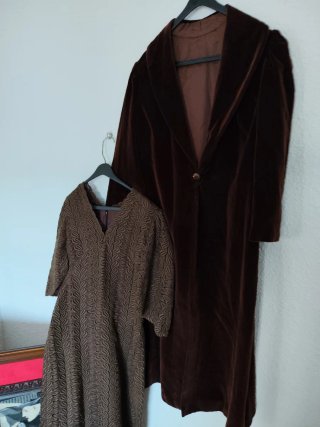 Abrigo terciopelo marron y vestido verde