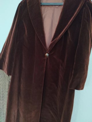 Abrigo terciopelo marron y vestido verde