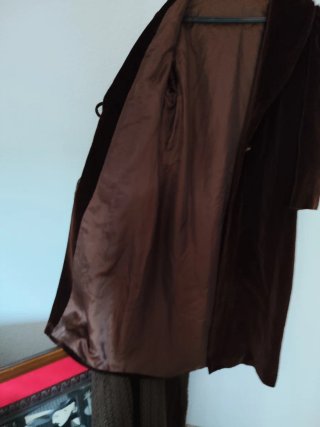 Abrigo terciopelo marron y vestido verde