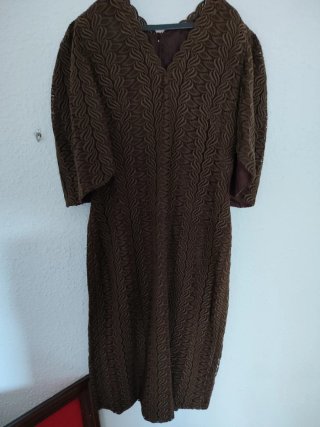 Abrigo terciopelo marron y vestido verde
