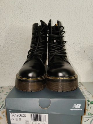 Botines negros altos con cordones
