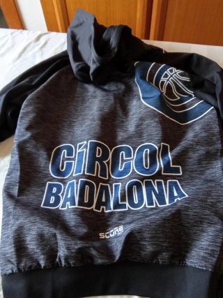 Chaqueta deportiva con cremallera y capucha