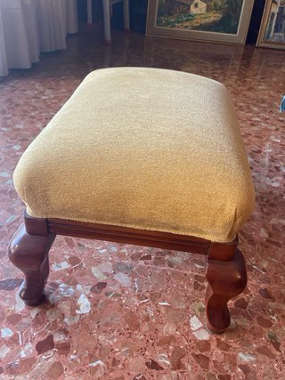 Banqueta tapizada de madera