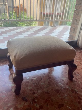 Banqueta tapizada de madera