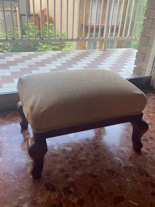 Banqueta tapizada de madera