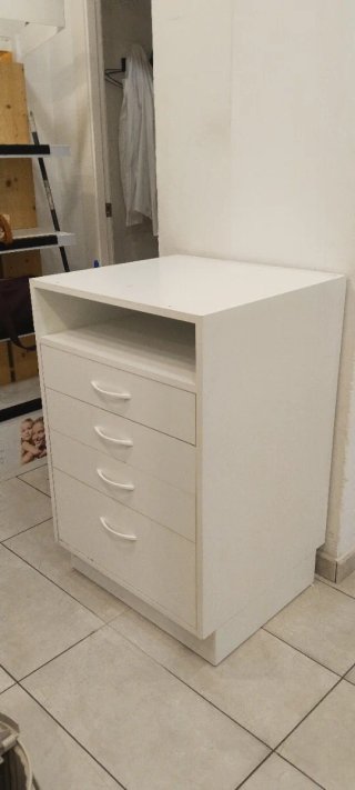 Cajonera blanca de madera