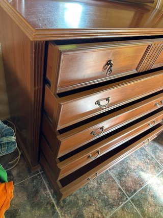 Cómoda de madera con espejo