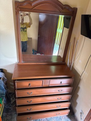 Cómoda de madera con espejo