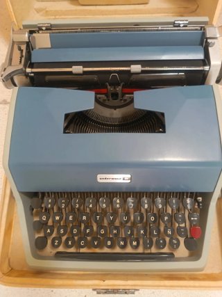 Máquina de escribir antigua color crema