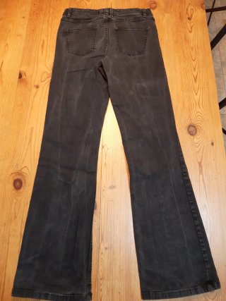 Pantalón gris acampanado