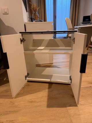 Mueble bajo lavabo blanco y negro