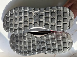 Zapatillas Puma Negras y Blancas