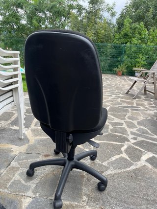 Silla de oficina negra con ruedas