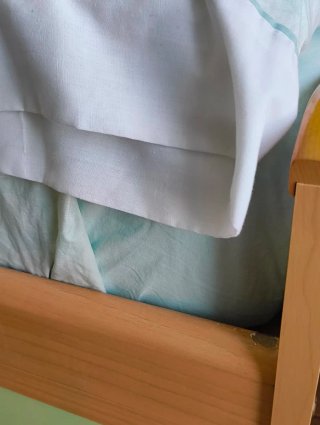 Cama juvenil con estanterías