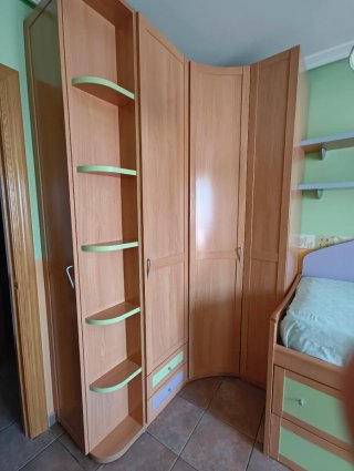 Cama juvenil con estanterías