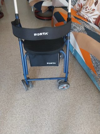 Andador con asiento y ruedas