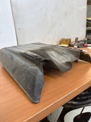 Plástico bajo suelo Honda Yupi 80