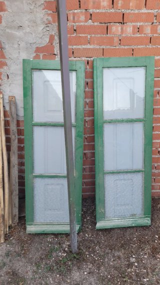 Ventanas de pueblo con contraventanas