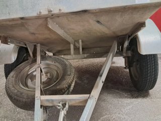 Remolque coche tapa poliéster y con basculante