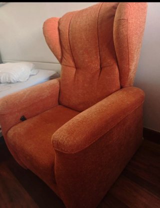 Sillón naranja de tela