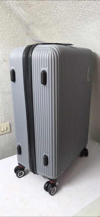 Maleta mediana plateada (nueva) 24"
