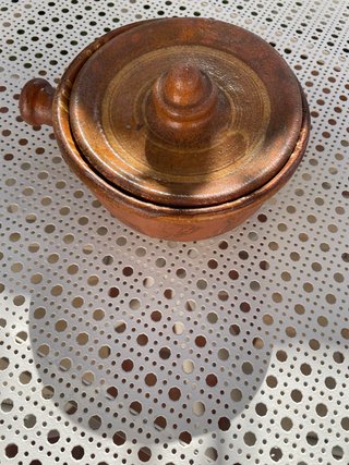 Sopera de barro con tapa