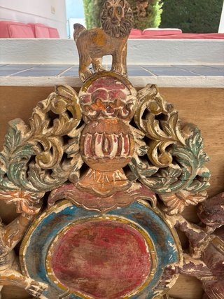 Escudo antiguo inglés colonial tallado