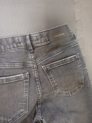 Pantalón vaquero negro desgastado