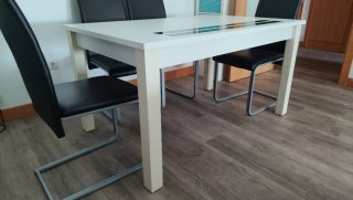 Mesa madera blanca y 4 sillas negras