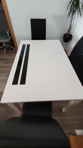 Mesa madera blanca y 4 sillas negras