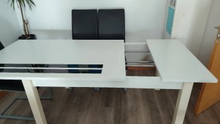 Mesa madera blanca y 4 sillas negras