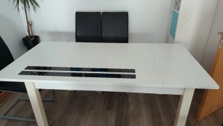 Mesa madera blanca y 4 sillas negras