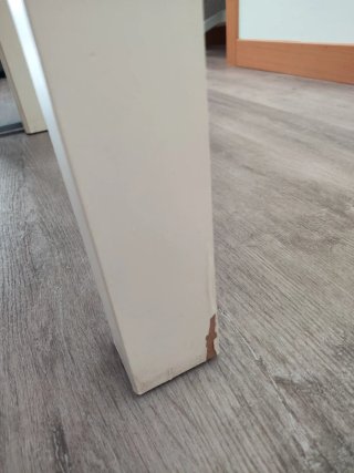 Mesa madera blanca y 4 sillas negras