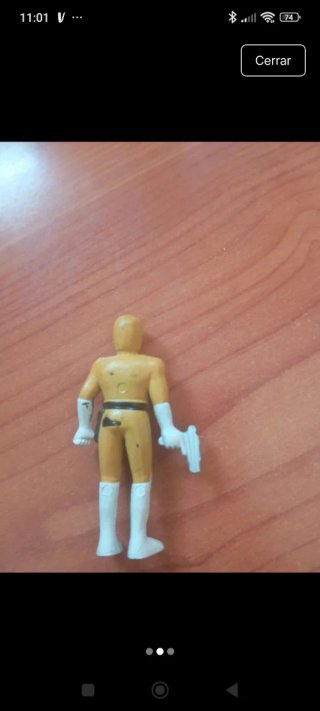Figura de acción amarilla con pistola